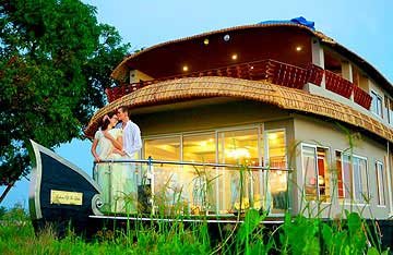 premium houseboat Stay in kerala